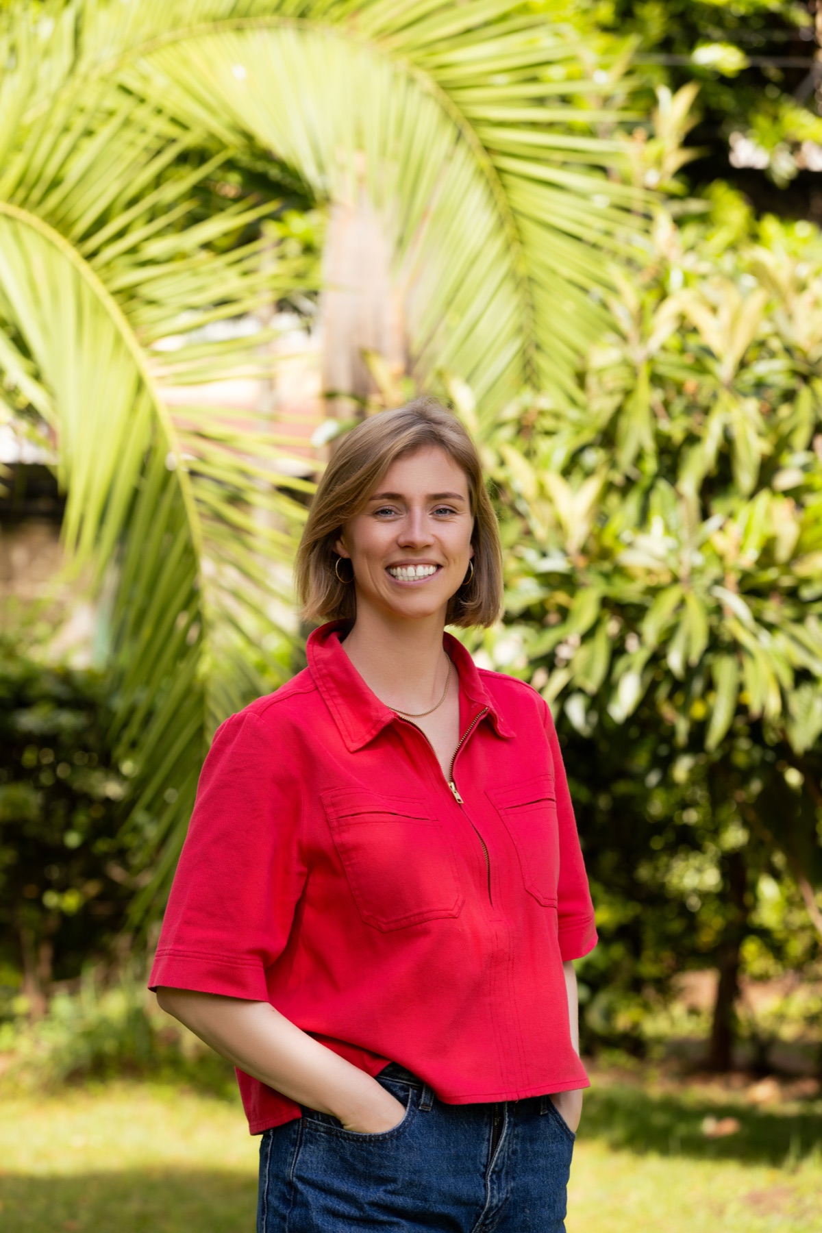 Christine Daniels buiten in een rode blouse